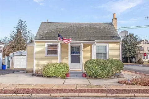 18 Pershing Ave, Cape May Court House, NJ 08210