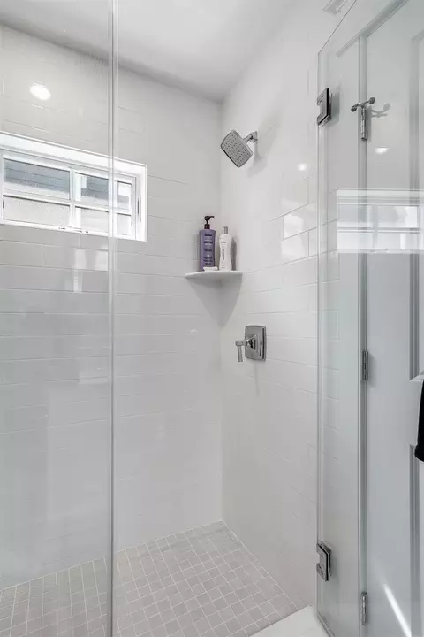 Bath - 188 33rd St, Avalon, NJ 08202 photo 5 of 10
