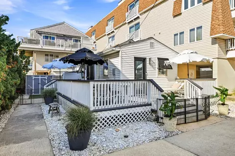 225 87th St #REAR, Sea Isle City, NJ 08243