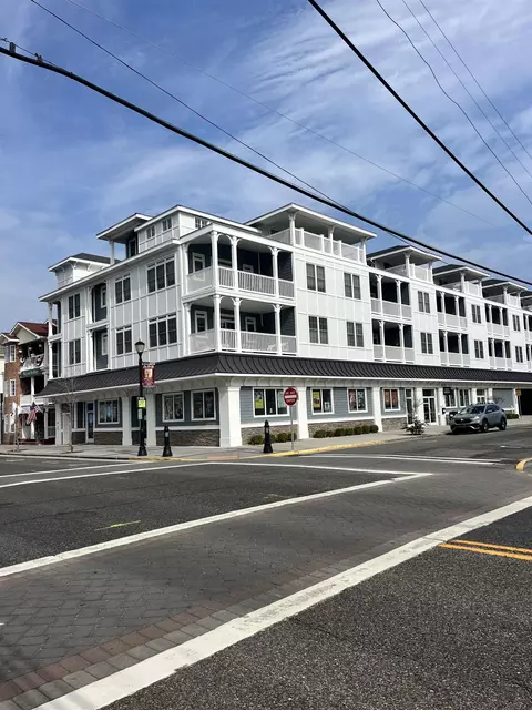 33 42nd St #301, Sea Isle City, NJ 08243