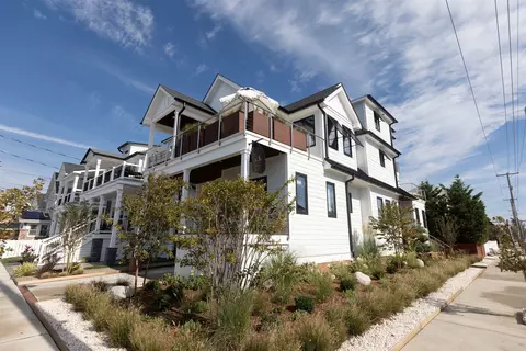 97 W Myrtle Rd, Wildwood Crest, NJ 08260