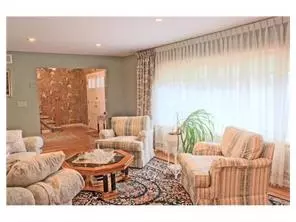 9 Diamond Dr, Edison, NJ 08820 photo 2