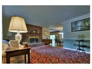 33 Pinehurst Dr, NJ 08512 photo 3