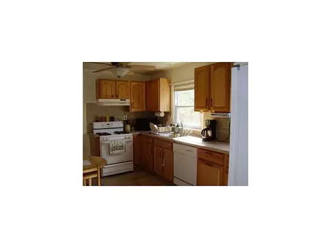 24 Becker Dr, NJ 08859 photo 2