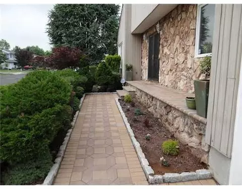 33 Hansen Dr, Edison, NJ 08820 photo 3