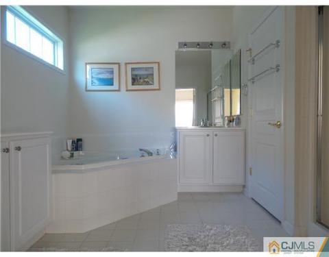 418 Breakers, East Franklin, NJ 08873 photo 13