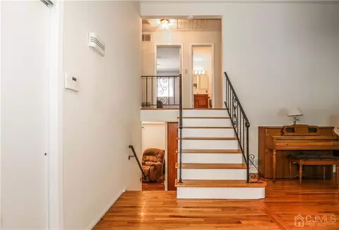 24 Jonathan Dr, Edison, NJ 08820 photo 2