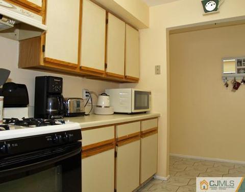 34 Boulder Dr, Edison, NJ 08817 photo 4
