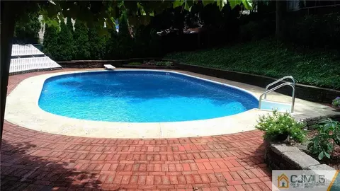 8 Abbott Ct, Sayreville, NJ 08859 photo 3