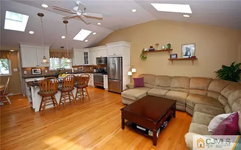 17 Douglass Ln, Middlesex, NJ 08846 photo 3