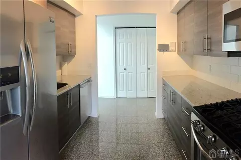 45 Boulder Dr, Edison, NJ 08817 photo 2