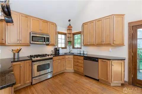 323 Walnut St, Middlesex, NJ 08846 photo 4