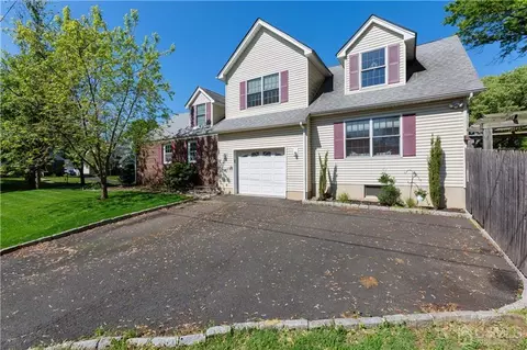 323 Walnut St, Middlesex, NJ 08846 photo 1