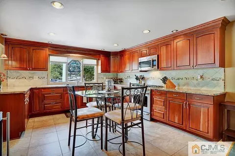 411 2nd St, Middlesex, NJ 08846 photo 2
