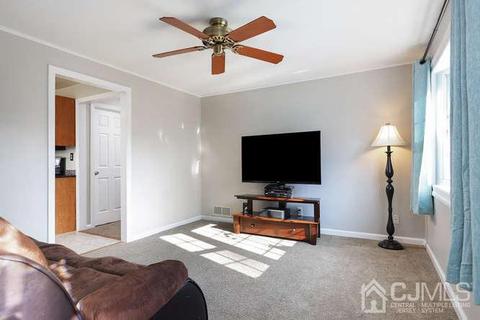 547 Cook Ave, Middlesex, NJ 08846 photo 3