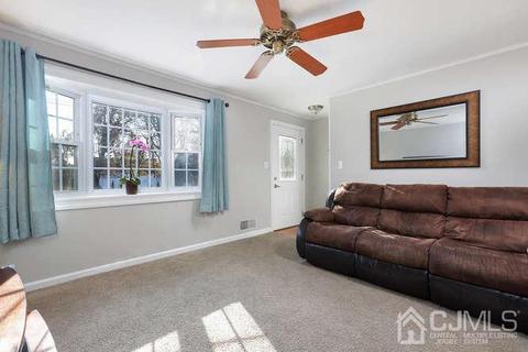 547 Cook Ave, Middlesex, NJ 08846 photo 4