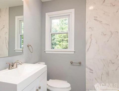 567 W Pershing Ave, Middlesex, NJ 08846 photo 3