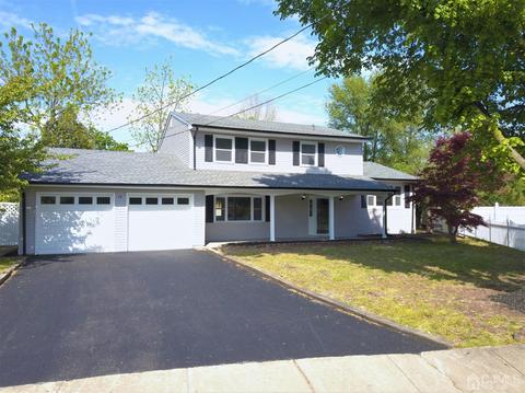 14 Weiss Dr, Middlesex, NJ 08846 photo 1