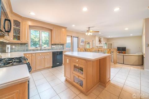 9 Aspen Cir, Edison, NJ 08820 photo 8