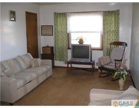 16 E Second St, Port Reading, NJ 07064 photo 3