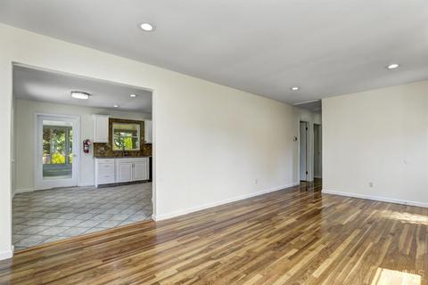 46 Delaware Ave, Middlesex, NJ 08846 photo 3