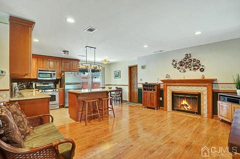 210 Oak Dr, Middlesex, NJ 08846 photo 4