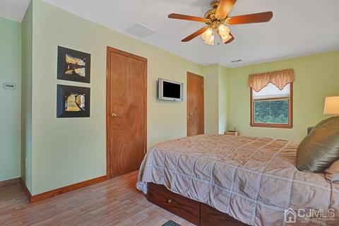 210 Oak Dr, Middlesex, NJ 08846 photo 17