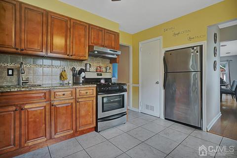 2 Pierrepont Ave, Middlesex, NJ 08846 photo 6