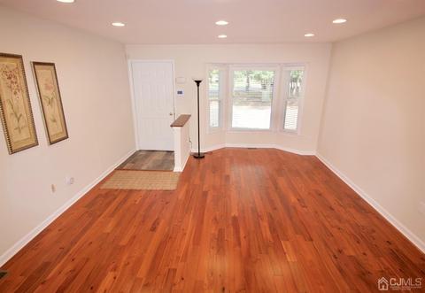 11 Tree Top Rd, Middlesex, NJ 08846 photo 2