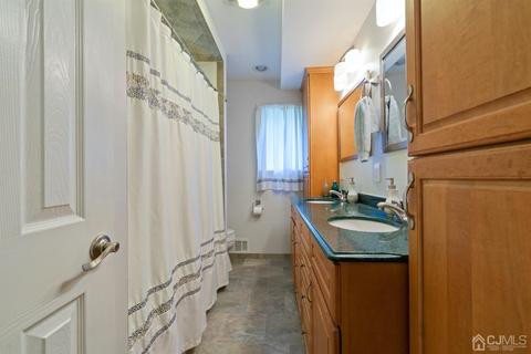 390 Seneca Ave, Middlesex, NJ 08846 photo 12