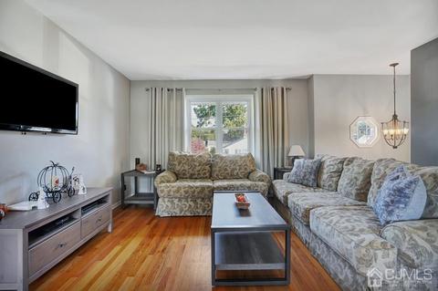 1 Milton Pl, Middlesex, NJ 08846 photo 4