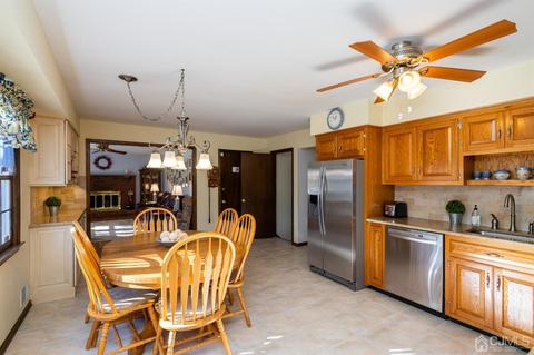 206 Maple St, Middlesex, NJ 08846 photo 4