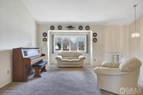 123 Lee Dr, Middlesex, NJ 08846 photo 2