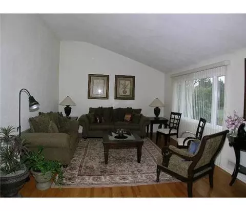 3 Desser Pl, Edison, NJ 08817 photo 2