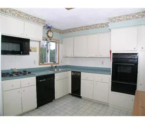3 Desser Pl, Edison, NJ 08817 photo 3