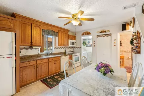 131 Westgate Dr, Edison, NJ 08820 photo 4