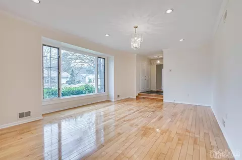 5 Robin Rd, Edison, NJ 08820 photo 4