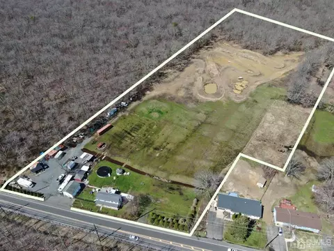 533 Texas Rd, Old Bridge, NJ 08857