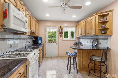 136 Lee Dr, Middlesex, NJ 08846 photo 8