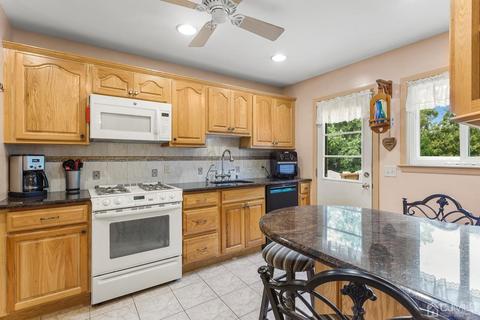 136 Lee Dr, Middlesex, NJ 08846 photo 7
