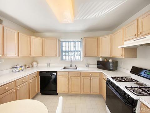 2005 Ridgeview Ct, Parlin, NJ 08859 photo 4