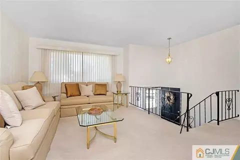 24 Princeton Dr, Middlesex, NJ 08846 photo 4