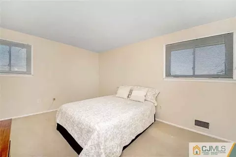 24 Princeton Dr, Middlesex, NJ 08846 photo 12