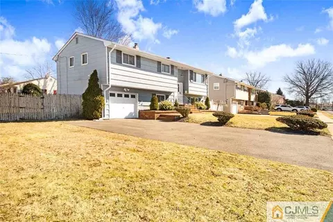24 Princeton Dr, Middlesex, NJ 08846 photo 2