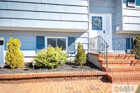 24 Princeton Dr, Middlesex, NJ 08846 photo 3