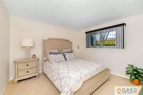 24 Princeton Dr, Middlesex, NJ 08846 photo 17