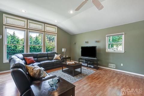 562 W Pershing Ave, Middlesex, NJ 08846 photo 5