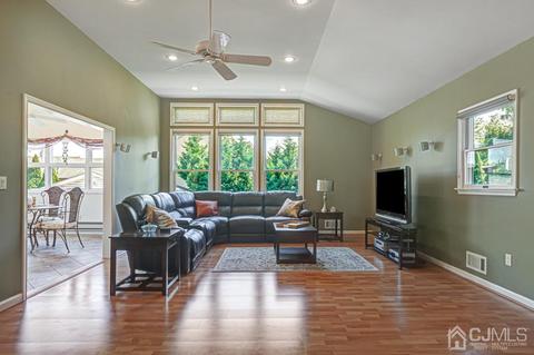 562 W Pershing Ave, Middlesex, NJ 08846 photo 7