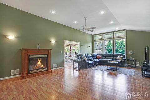 562 W Pershing Ave, Middlesex, NJ 08846 photo 3