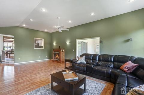 562 W Pershing Ave, Middlesex, NJ 08846 photo 6